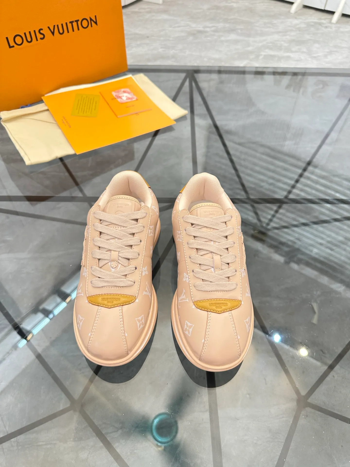Men's shoes: 💰P700¥ Top quality Product trademark: LV* "Louis Vuitton*" low-top casual shoes Regular size: 35-45 (can be customized to 46) Couple style Product materials: Imported cowhide upper, breathable lining, original outsole. Number: two